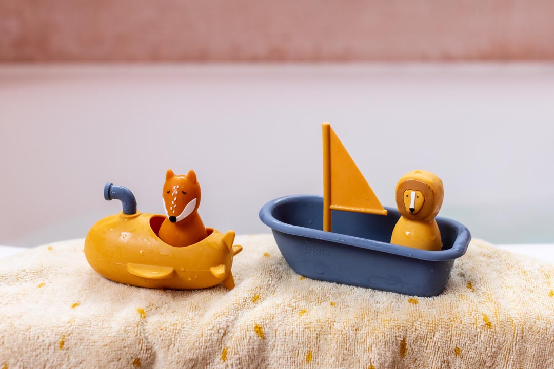 Bath toy sailboat - Mr. Lion